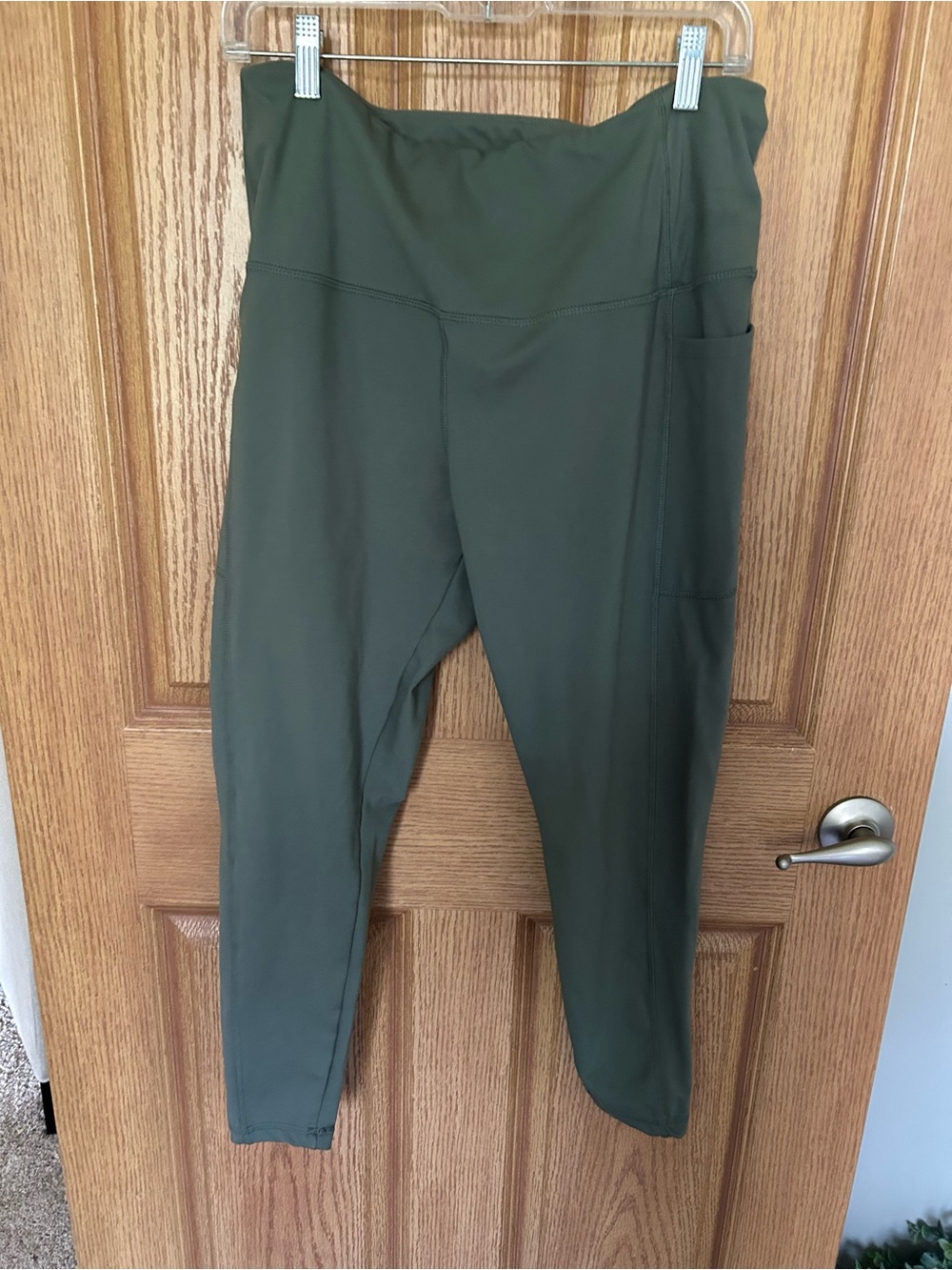 Danskin women’s XL High-Waist Olive Green Active Leggings with Side Pockets.